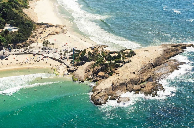 No Arpoador, o pôr do sol é um espetáculo mundialmente famoso, onde o mar, o Morro Dois Irmãos e a energia da cidade se encontram.