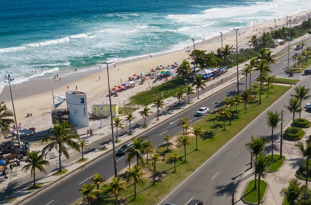 Já a Barra da Tijuca, une modernidade e natureza, com ótimos restaurantes e uma vida noturna vibrante.