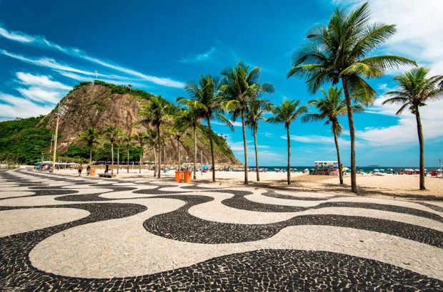 Copacabana,, símbolo do Rio, convida para caminhar pelo calçadão, se refrescar e sentir o clima carioca.