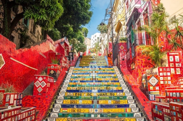 A Escadaria Selarón,, no coração do bairro boêmio, mistura música, cultura e arte urbana em cada degrau.