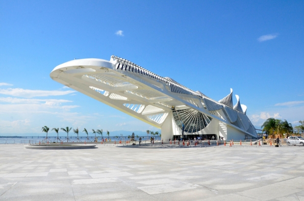 O Museu do Amanhã ,impressiona com sua arquitetura futurista e exposições que unem ciência, arte e sustentabilidade.