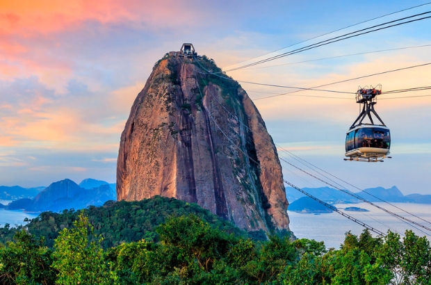 O Pão de Açúcar, encanta com seu passeio de bondinho até o topo, de onde o visual da Baía de Guanabara é inesquecível.